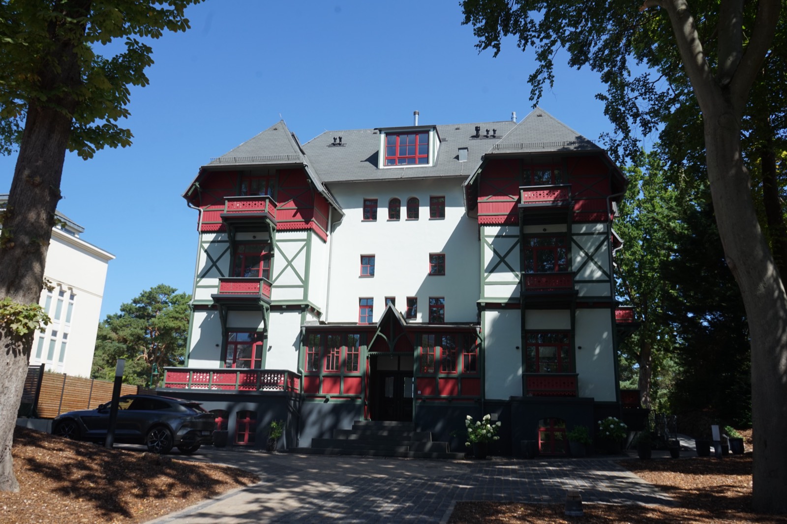Die Fassade der Factory Mansion von der Straßenseite